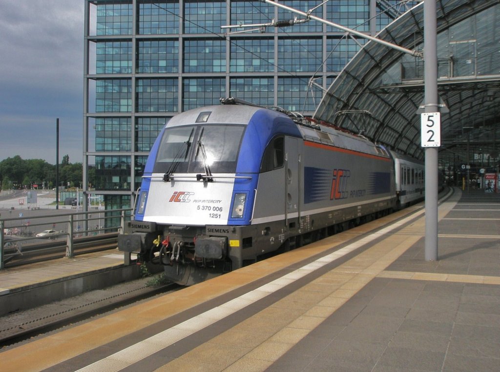 Hier 5 370 006 mit EC43 von Berlin Hbf. nach Warszawa Wschodnia, bei der Ausfahrt am 9.7.2011 aus Berlin Hbf. 