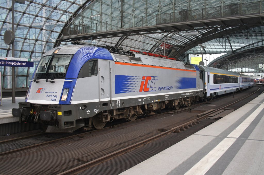 Hier 5 370 006 mit EC55 von Berlin Hbf. nach Gdynia Glowna, dieser Zug stand am 18.5.2013 in Berlin Hbf.