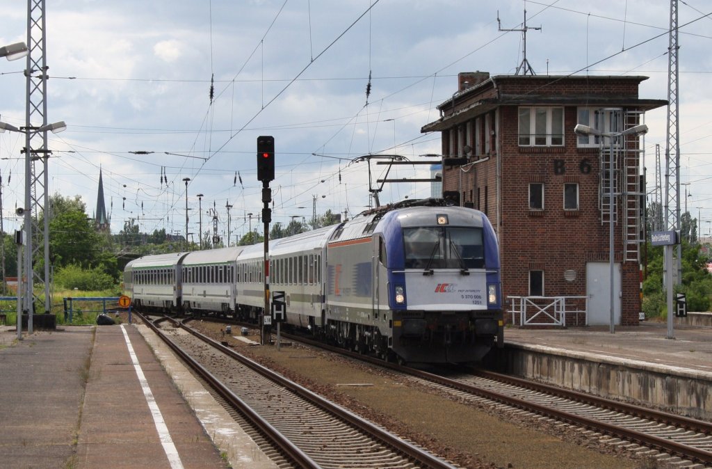 Hier 5 370 006 mit EC45 von Berlin Hbf.(tief) nach Warszawa Wschodnia, bei der Einfahrt am 23.6.2013 in Berlin Lichtenberg. 