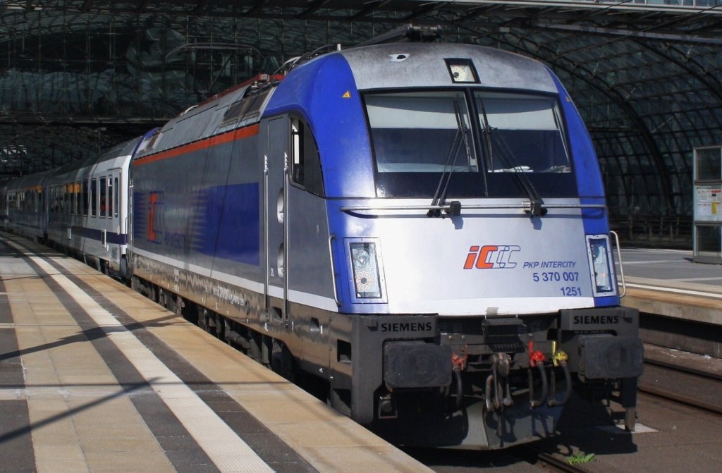 Hier 5 370 007 mit EC43 von Berlin Hbf. nach Warszawa Wschodnia, bei der Ausfahrt am 1.5.2013 aus Berlin Hbf.