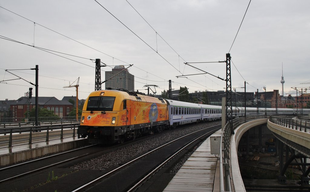 Hier 5 370 009 mit EC44 von Warszawa Wschodnia nach Berlin Hbf., bei der Einfahrt am 16.6.2012 in Berlin Hbf.