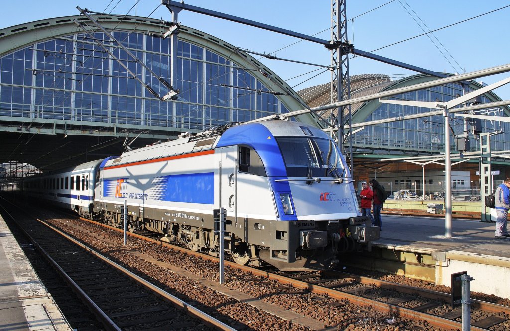 Hier 5 370 010 mit EC45 von Berlin Hbf. nach Warszawa Wschodnia, bei der Ausfahrt am 29.10.2011 aus Berlin Ostbahnhof. 
