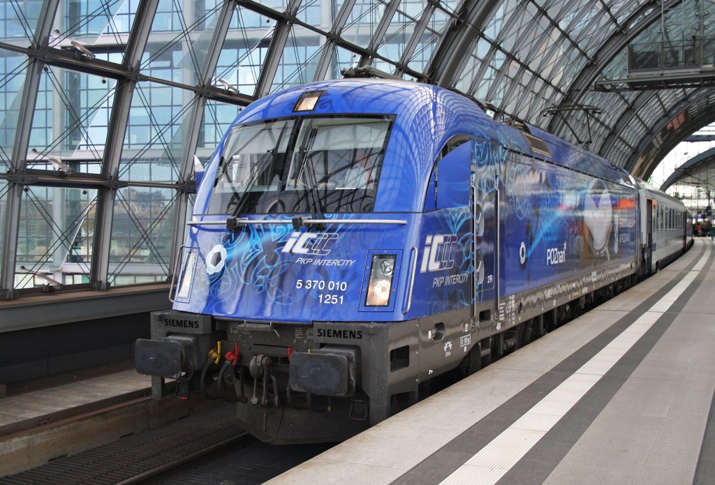 Hier 5 370 010 mit EC47 von Berlin Hbf. nach Warszawa Wschodnia, dieser Zug stand am 30.4.2012 in Berlin Hbf.