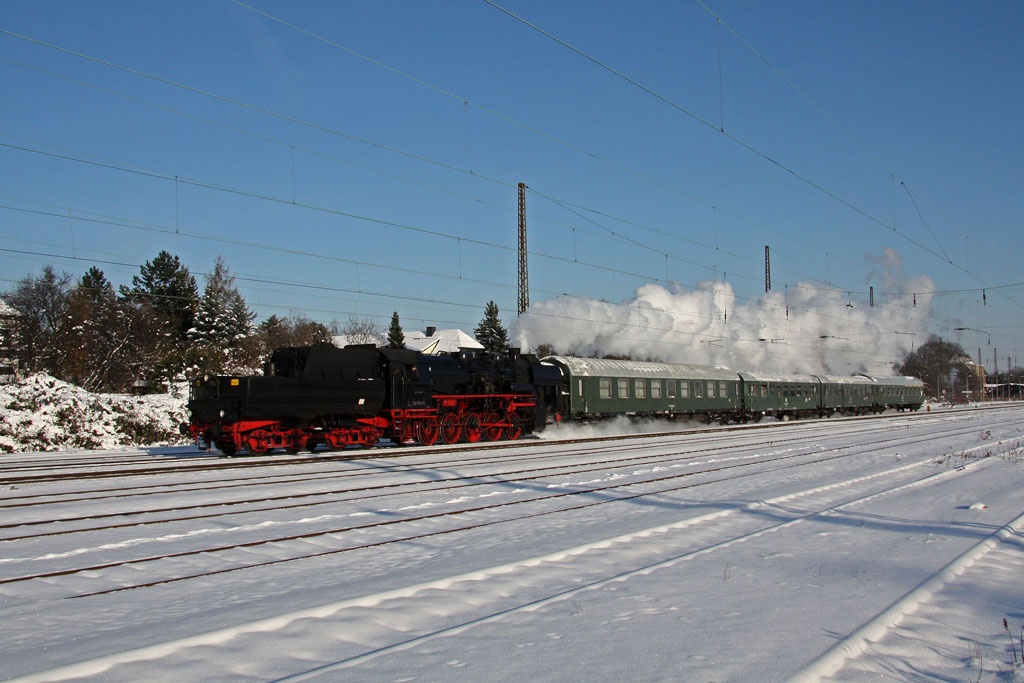Hier ist der von 52 8154-8 gezogene  Nikolausexpress  des Eisenbahnmuseums Leipzig auf der Rckfahrt nach Plagwitz im(ehem.Bahnhof Wiederitzsch)unterwegs, 04.12.2010.