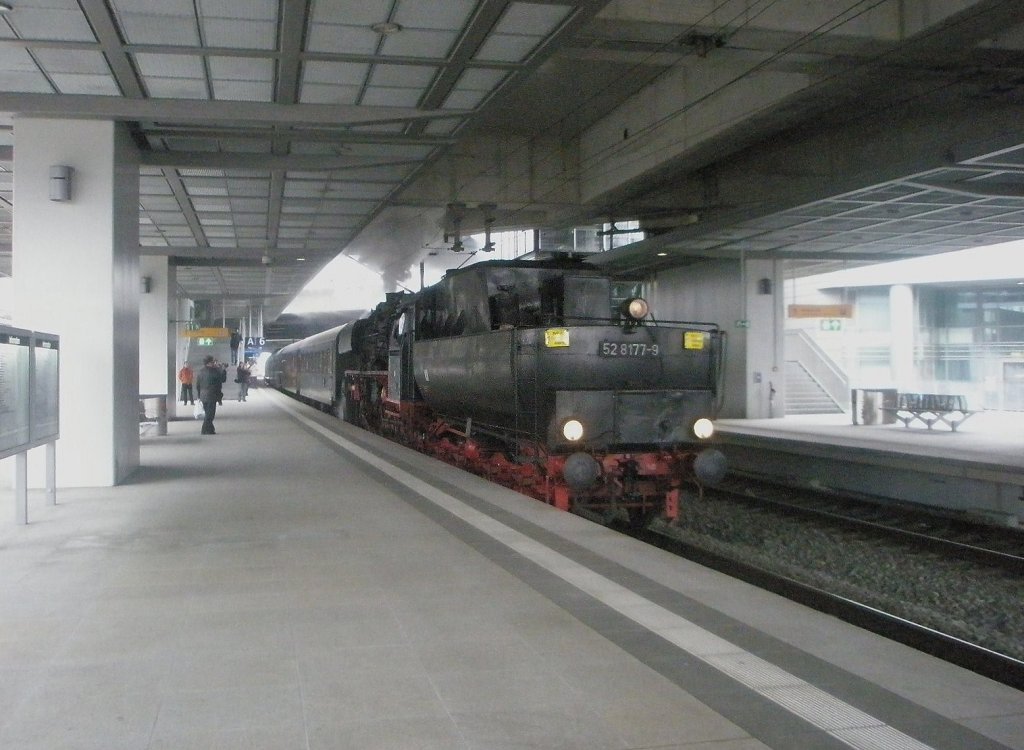 Hier 52 8177-9, bei der Ausfahrt am 6.3.2010 aus Berlin Sdkreuz.