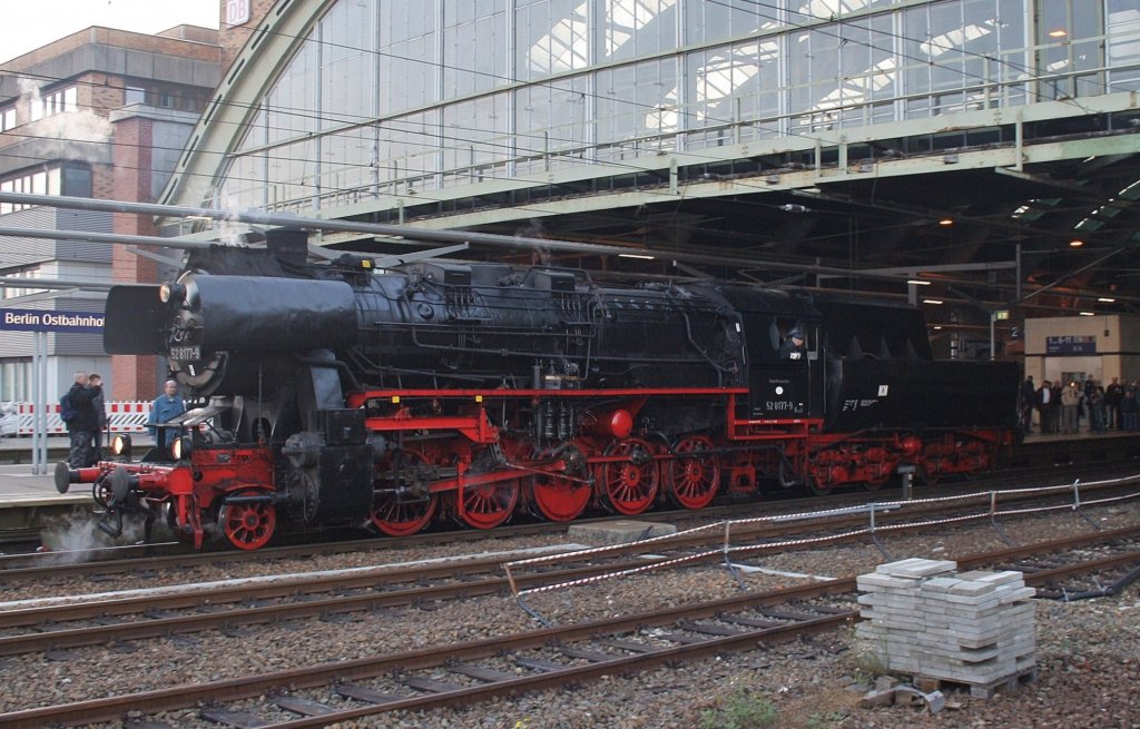 Hier 52 8177-9, bei der Einfahrt am 29.10.2011 in Berlin Ostbahnhof.