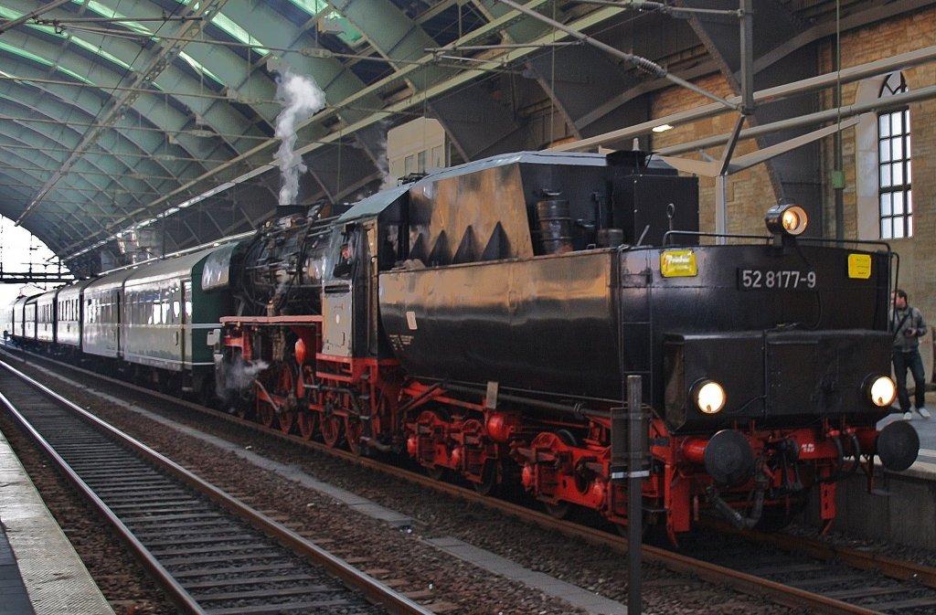 Hier 52 8177-9 mit DPN92694 von Berlin Ostbahnhof nach Berlin Ostbahnhof, dieser Zug stand am 29.10.2011 in Berlin Ostbahnhof.
