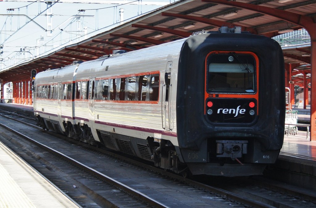 Hier 594 606-6 als IR17197 von Badajoz nach Madrid Chamartin, bei der Ausfahrt am 10.3.2012 aus Madrid Chamartin.
