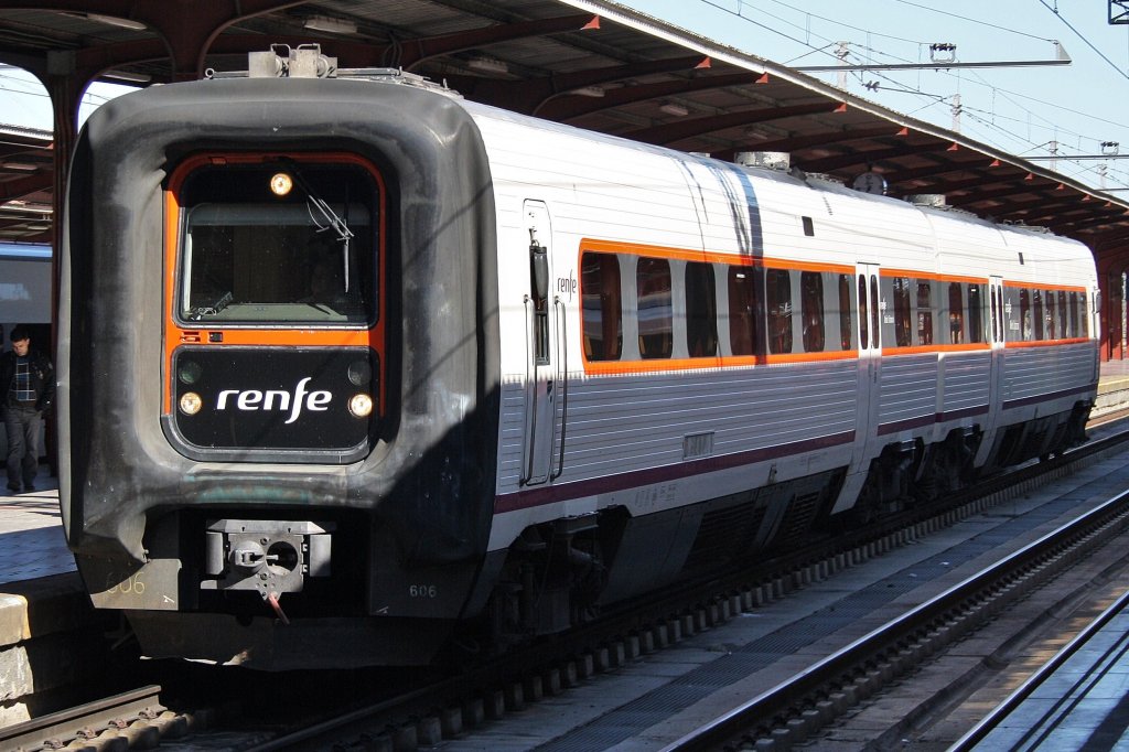 Hier 594 606-6 als IR17197 von Badajoz nach Madrid Chamartin, bei der Einfahrt am 11.3.2012 in Madrid Chamartin. 