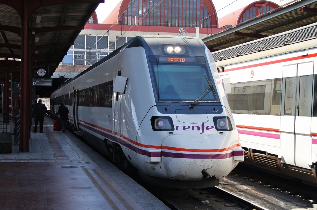 Hier 598 019-8 als IR17041 von Ciudad Real nach Madrid Chamartin, dieser Triebzug stand am 10.3.2012 in Madrid Chamartin.