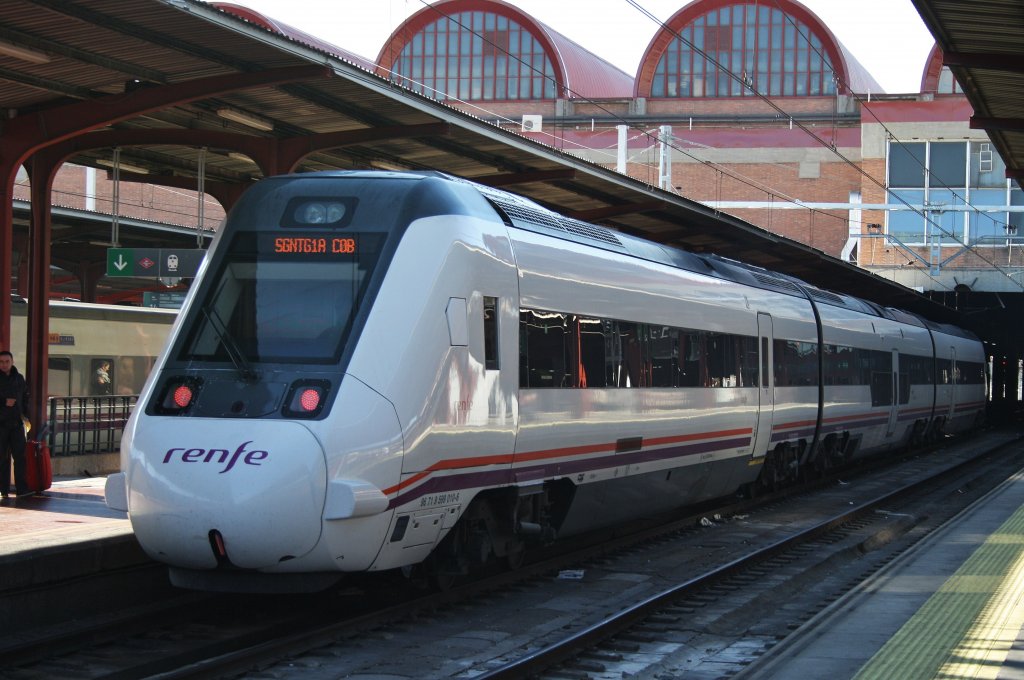 Hier 599 008-6 als IR18063 von Madrid Chamartin nach Vitoria/Gasteiz, dieser Triebzug stand am 10.3.2012 in Madrid Chamartin.
