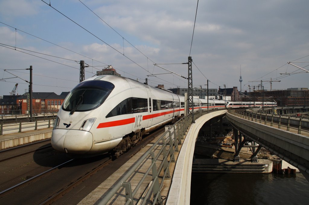 Hier 605 003-2 als ICE381 von Aarhus nach Berlin Ostbahnhof mit 605 510-8  Wehrheim(Taunus)  als ICE38 von Koebenhavn H nach Berlin Ostbahnhof, bei der Ausfahrt am 6.4.2012 aus Berlin Hbf.