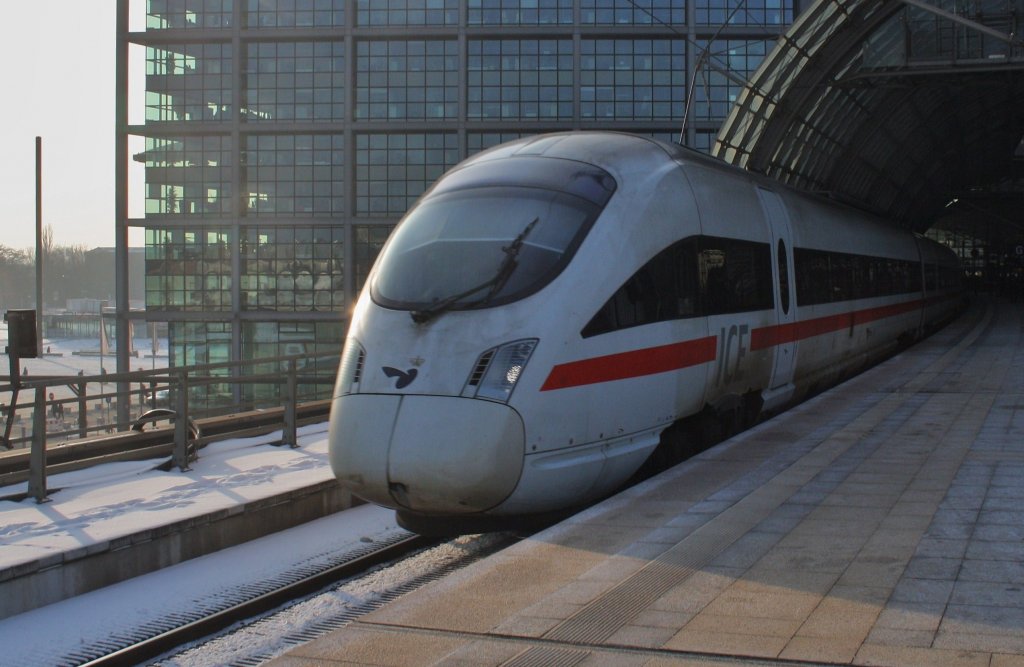 Hier 605 004-1 als ICE38 von Oesterport st nach Berlin Ostbahnhof mit 605 516-5 als ICE381 von rhus H nach Berlin Ostbahnhof, bei der Ausfahrt am 26.1.2013 aus Berlin Hbf.