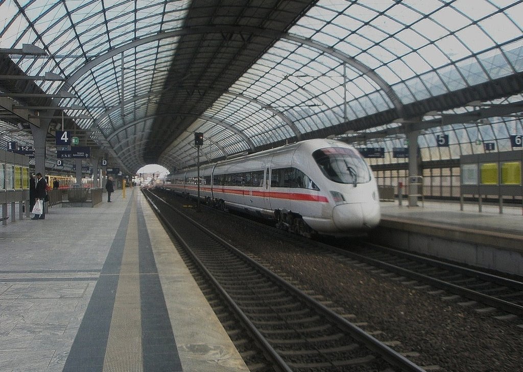Hier 605 006-6 und 605 002-5 als ein ICE75 und ICE76 von Kopenhagen und Aarhus nach Berlin Ostbahnhof, bei der Durchfahrt am 1.4.2010 durch Berlin Spandau.