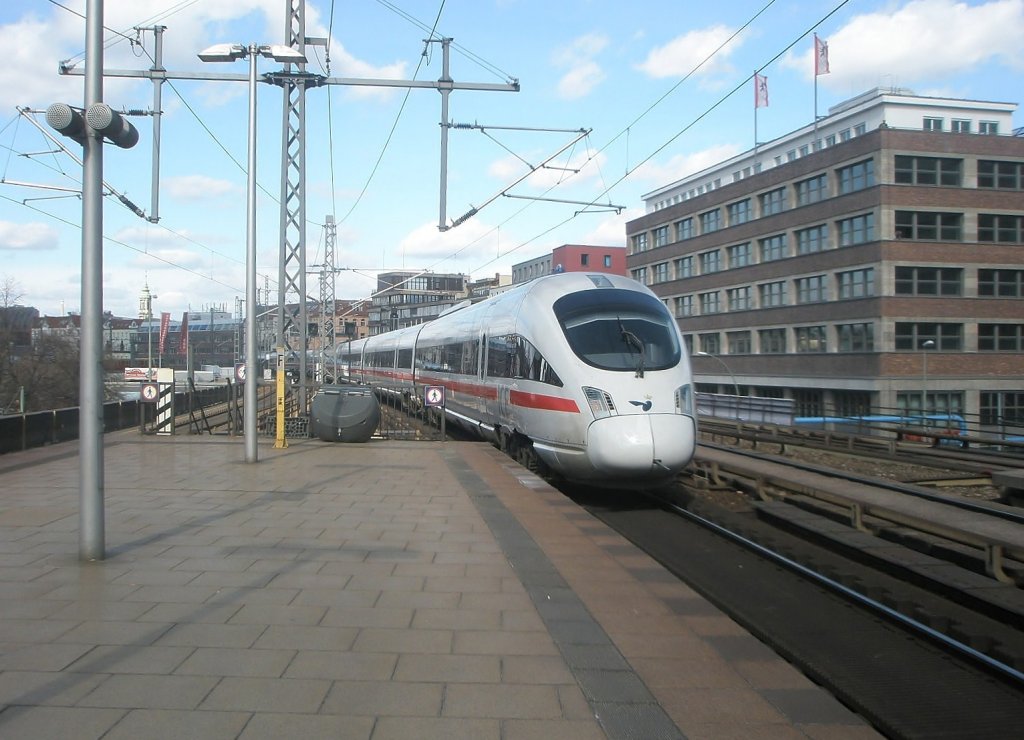 Hier 605 010-8 und 605 520-7  Rendsburg  als ICE38 und ICE380 von Berlin Ostbahnhof nach Kopenhagen und Aarhus, bei der Durchfahrt am 1.4.2010 durch Berlin Alexanderplatz.