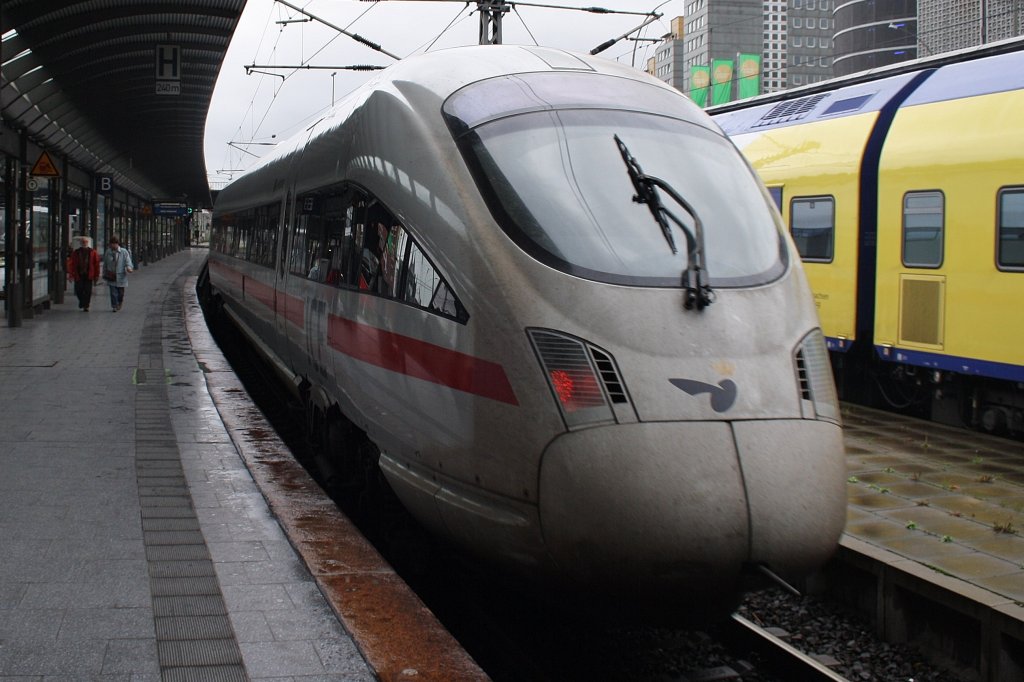 Hier 605 511-6 und 605 001-7 als ICE381 von Aarhus H und ICE38 von Nykoebing F st nach Berlin Ostbahnhof, bei der Ausfahrt am 11.10.2011 aus Hamburg Hbf.