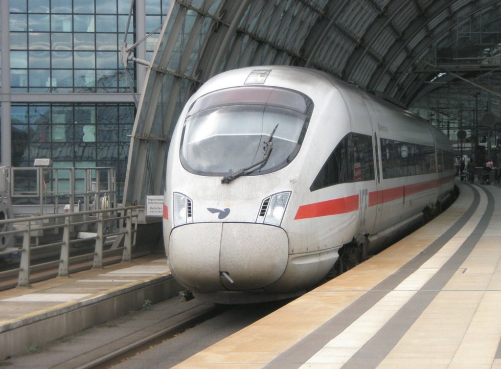 Hier 605 518-1 und 605 007-4 als ICE38 von Koebenhavn H und als ICE381 von Aarhus nach Berlin Ostbahnhof, bei der Ausfahrt am 18.6.2011 aus Berlin Hbf.