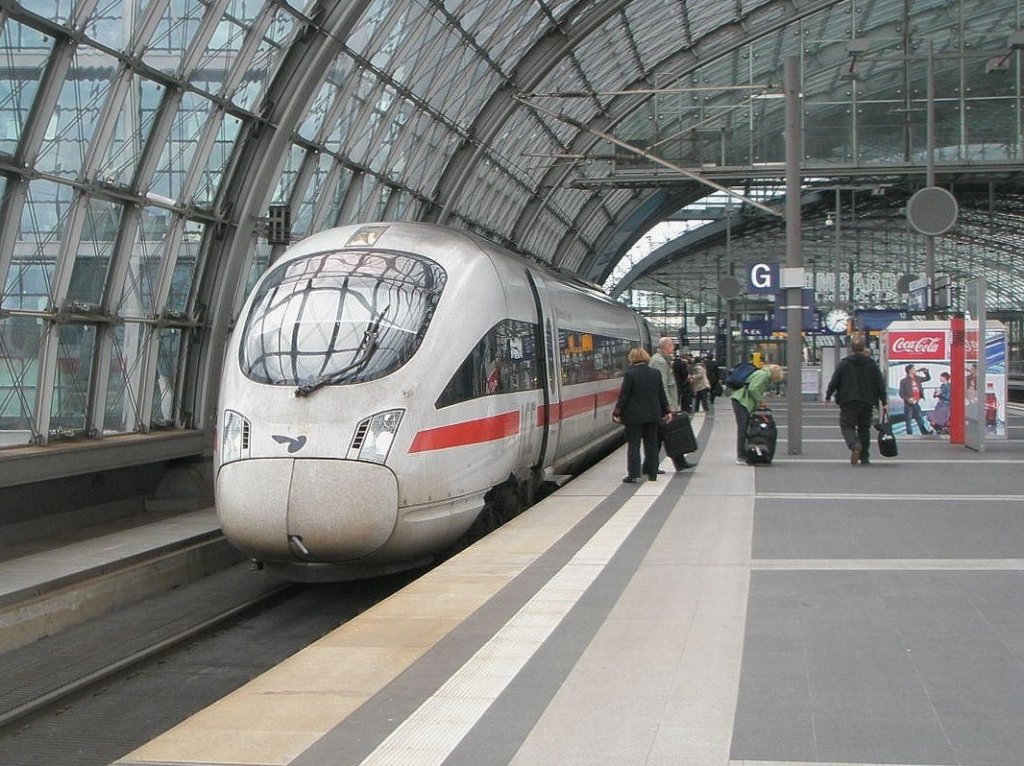 Hier 605 518-1 und 605 007-4 als ICE38 von Koebenhavn H und als ICE381 von Aarhus nach Berlin Ostbahnhof, dieser Triebzug stand am 18.6.2011 in Berlin Hbf.