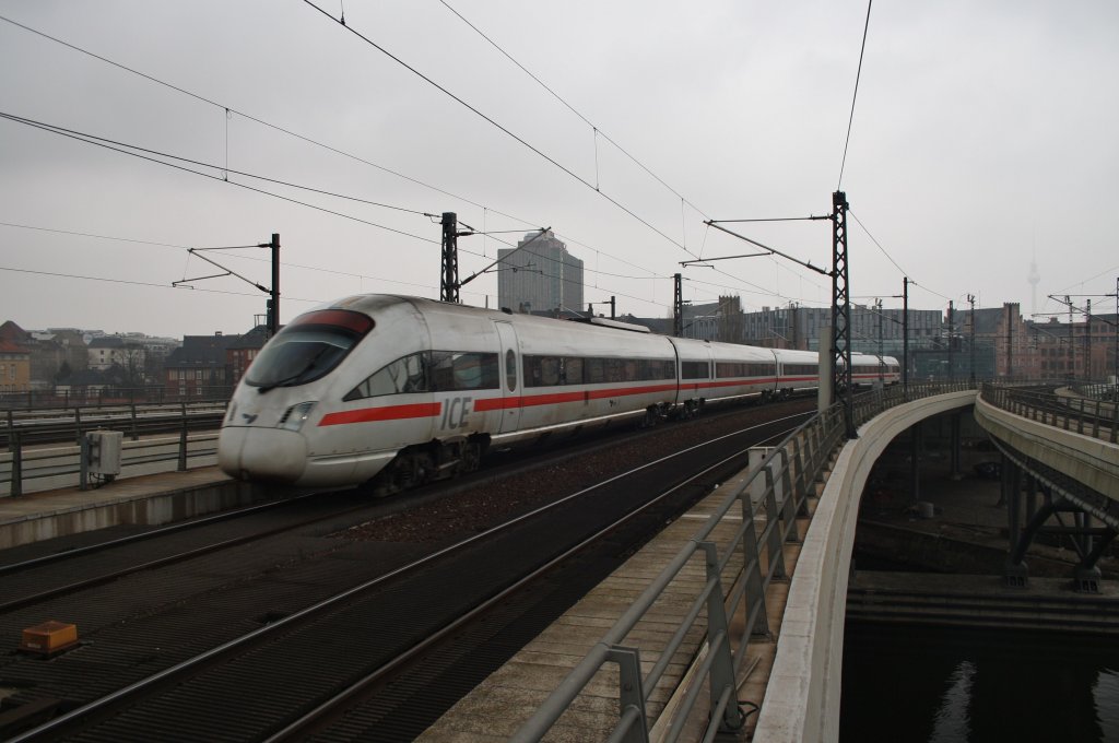 Hier 605 518-1  Jever  als ICE35 von Berlin Ostbahnhof nach Oesterport st, bei der Einfahrt am 16.2.2013 in Berlin Hbf. 