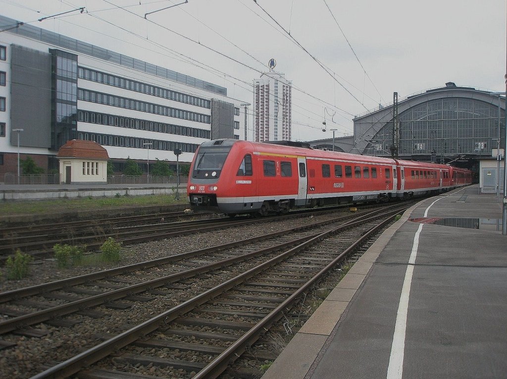 Hier 612 128 und 612 148 als RE6 nach Chemnitz Hbf., bei der Ausfahrt am 14.5.2010 aus Leipzig Hbf.