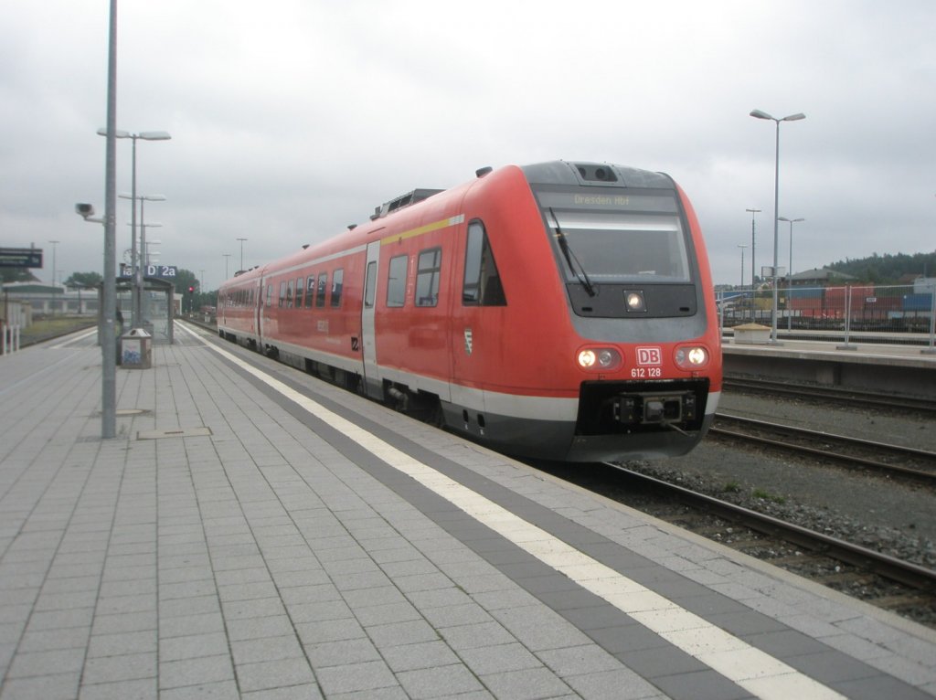 Hier 612 128 als IRE1 von Nrnberg Hbf. nach Dresden Hbf., bei der Einfahrt am 18.8.2010 in Hof Hbf.