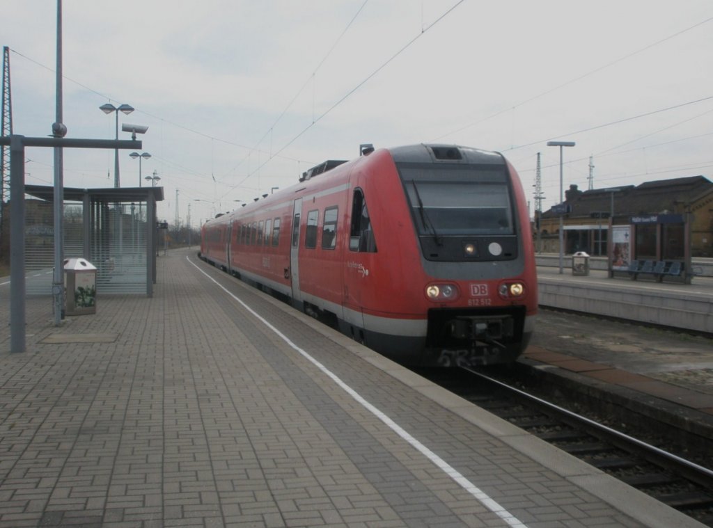 Hier 612 512 als RE4 nach Hannover Hbf., bei der Einfahrt am 8.4.2010 in Halle(Saale) Hbf.