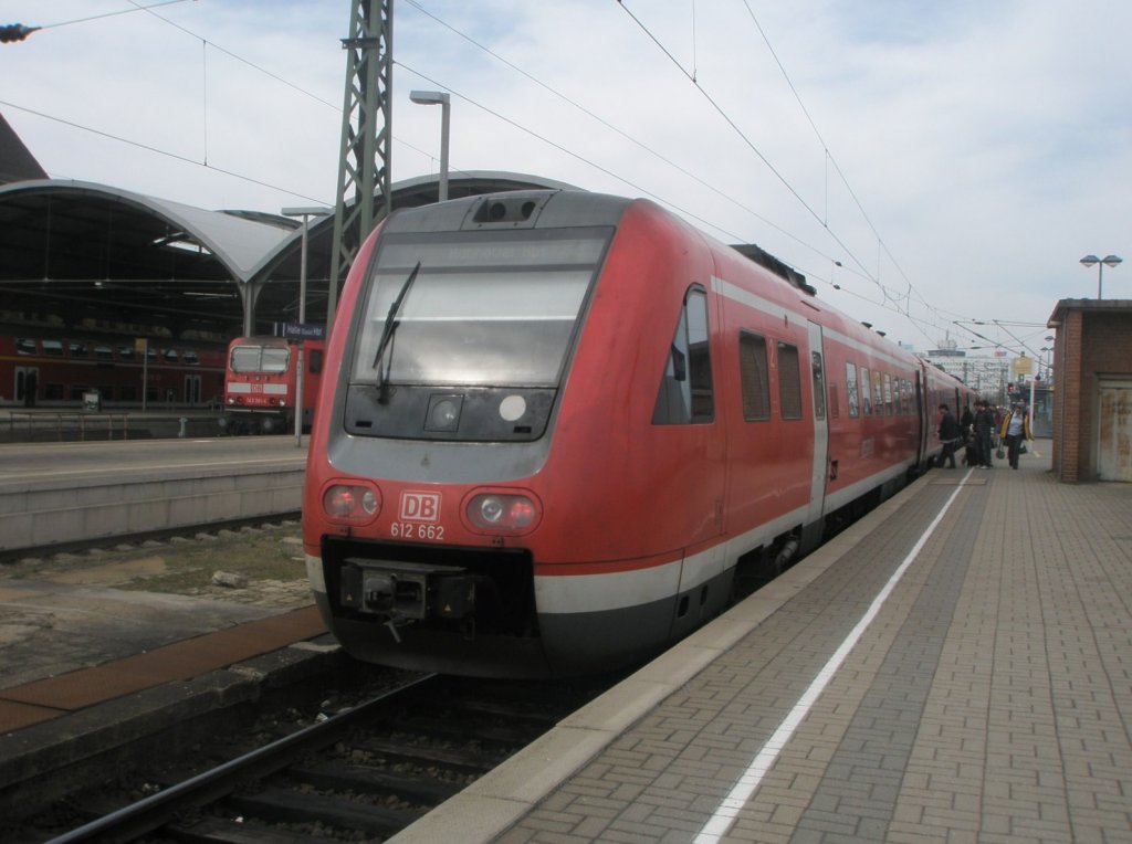 Hier 612 662 als RE4 von Halle(Saale) Hbf. nach Hannover Hbf., bei der Einfahrt am 8.4.2010 in Halle(Saale) Hbf.