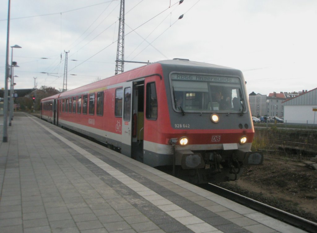 Hier 628 642 als RB66 nach Szczecin Glowny, dieser Zug stand am 5.11.2009 in Angermnde.