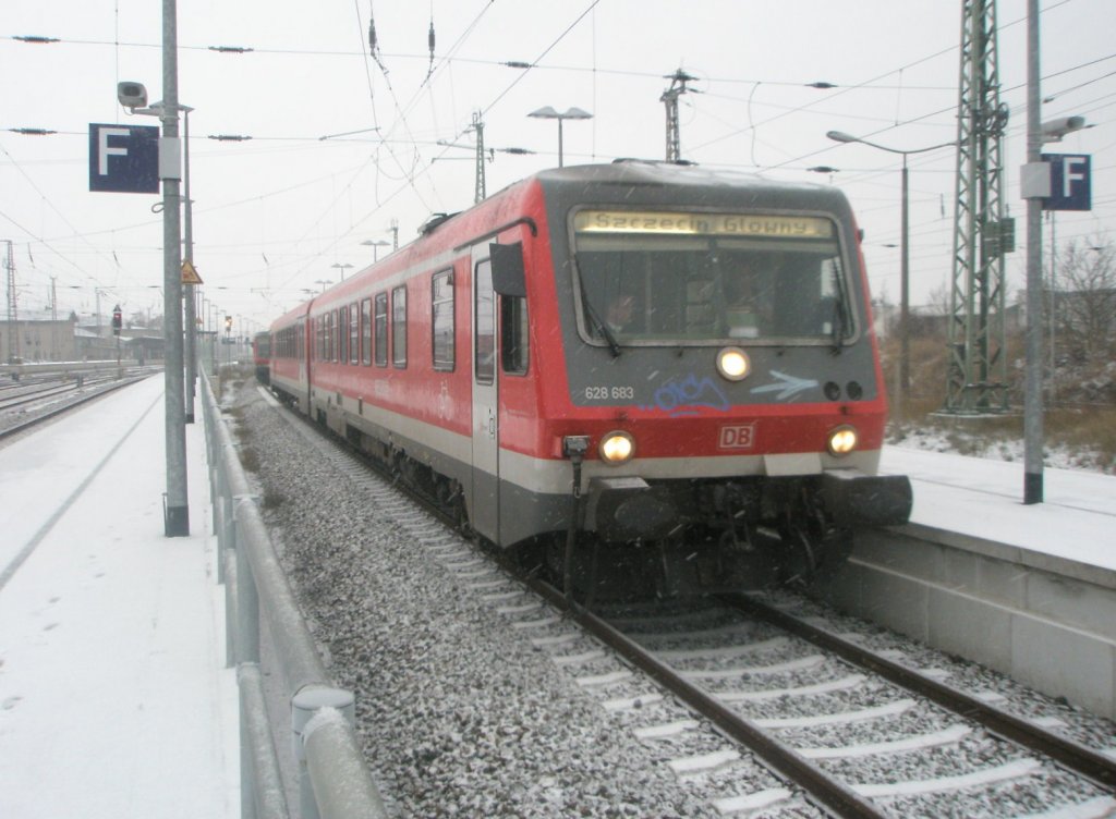 Hier 628 683 als RB66 von Angerm�nde nach Szczecin Glowny, bei der Ausfahrt am 17.12.2009 aus Angerm�nde.