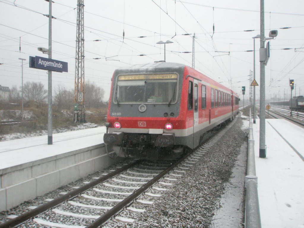 Hier 628 683 als RB66 von Angermnde nach Szczecin Glowny, bei der Ausfahrt am 17.12.2009 aus Angermnde.