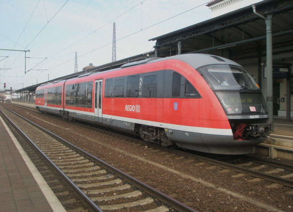 Hier 642 005 als RE5 von Nordhausen nach Erfurt Hbf., bei der Ausfahrt am 6.4.2010 aus Nordhausen.