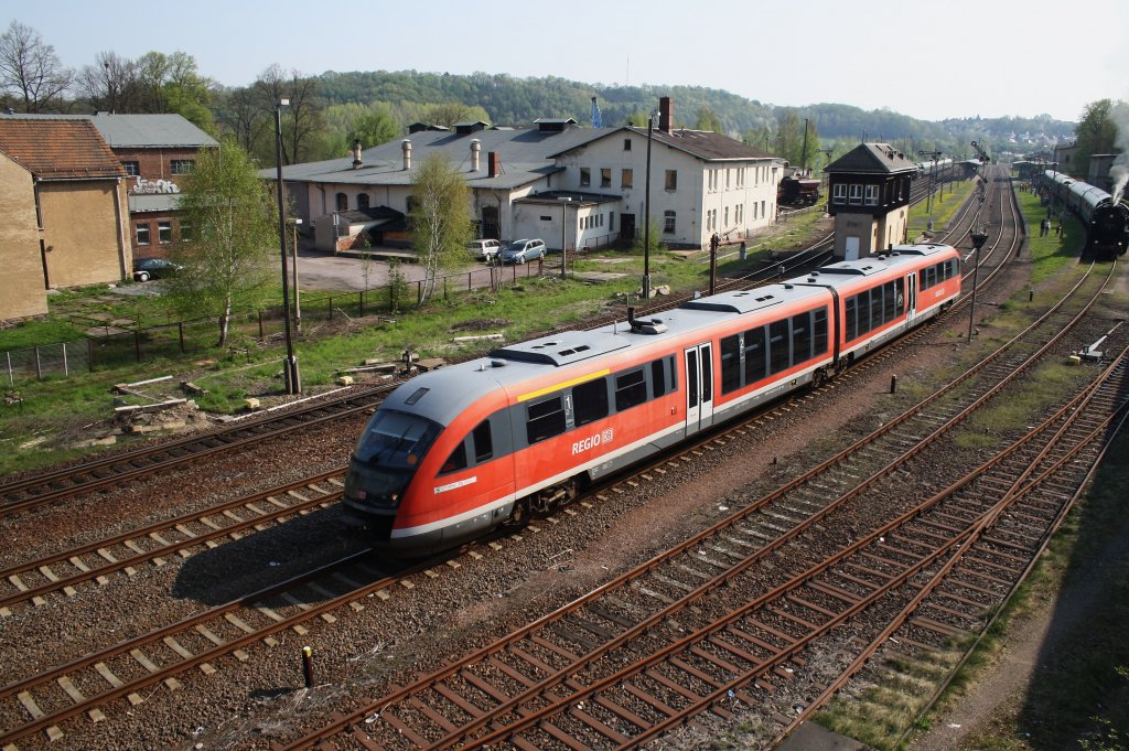 Hier 642 248 als eine RB110 von Meien nach Leipzig Hbf., bei der Ausfahrt am 22.4.2011 aus Nossen.