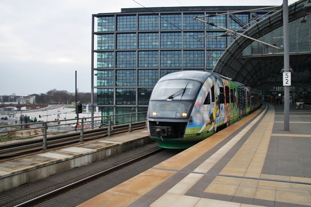 Hier 642 304-9 und 642 806-3 als VX81147 von Berlin Zoologischer Garten nach Adorf(Vogtl), bei der Ausfahrt am 6.4.2012 aus Berlin Hbf.