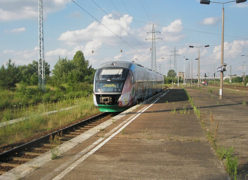 Hier 642 304-9 als VX81147 von Berlin Zoologicher Garten nach Adorf(Vogtl), bei der Einfahrt am 8.7.2011 in Berlin Schönefeld Flughafen. 
