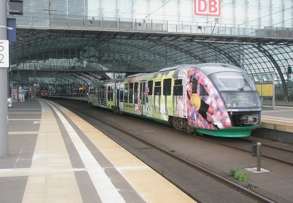 Hier 642 804-8 als VX81142 von Adorf(Vogtl) nach Berlin Zoologischer Garten, bei der Einfahrt am 9.7.2011 in Berlin Hbf. 
