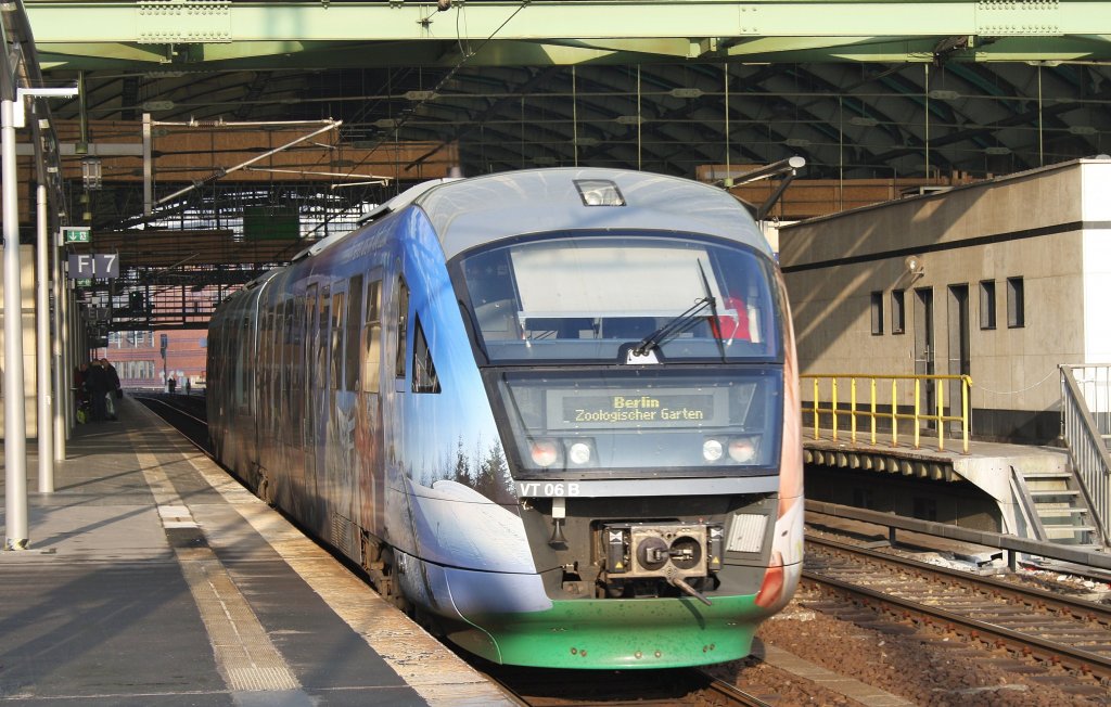 Hier 642 806-3 als VX81142 von Adorf(Vogtl.) nach Berlin Zoologischer Garten, bei der Durchfahrt am 29.10.2011 durch Berlin Ostbahnhof. 