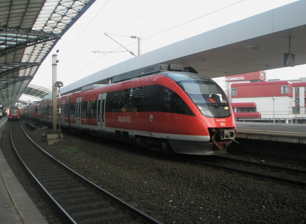 Hier 644 029 als RB25 von Kln Hansaring nach Marienheide, bei der Ausfahrt am 13.10.2010 aus Kln Hbf.