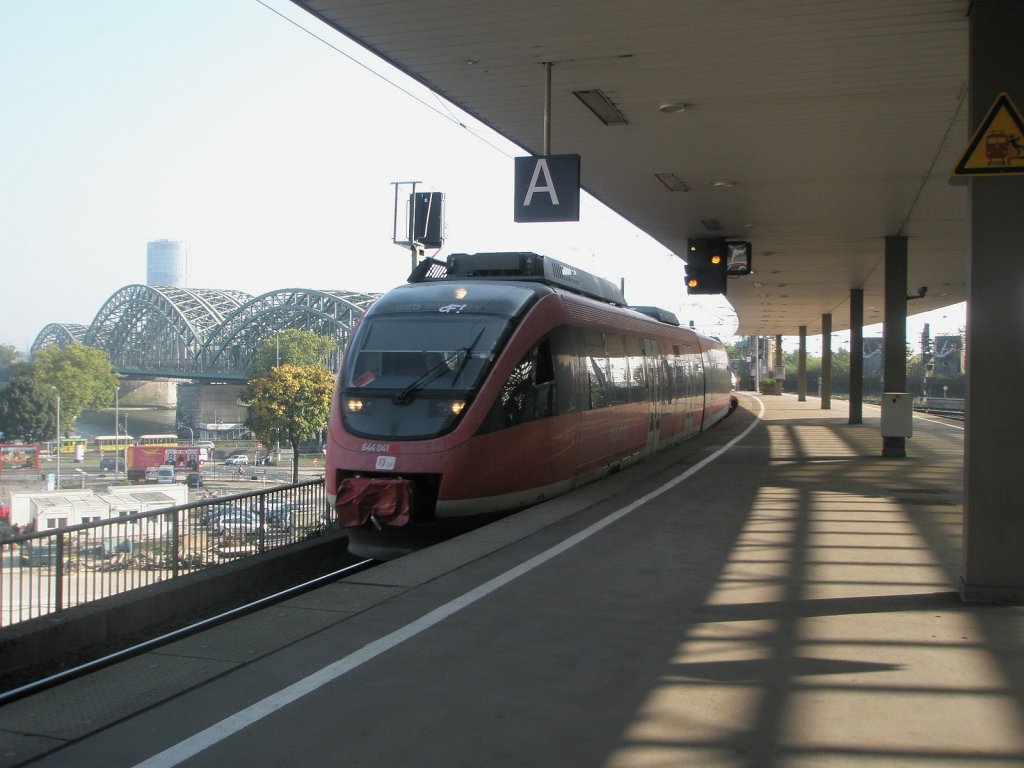 Hier 644 041 als RB25 von Marienheide nach Kln Hansaring, bei der Einfahrt am 13.10.2010 in Kln Hbf.