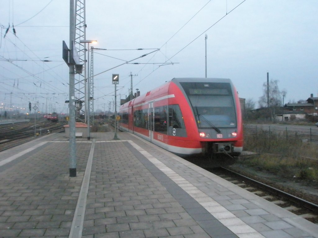 Hier 646 007-5 als RE3 nach Schwedt/Oder Hbf., bei der Ausfahrt am 11.12.2009 aus Angermnde.
