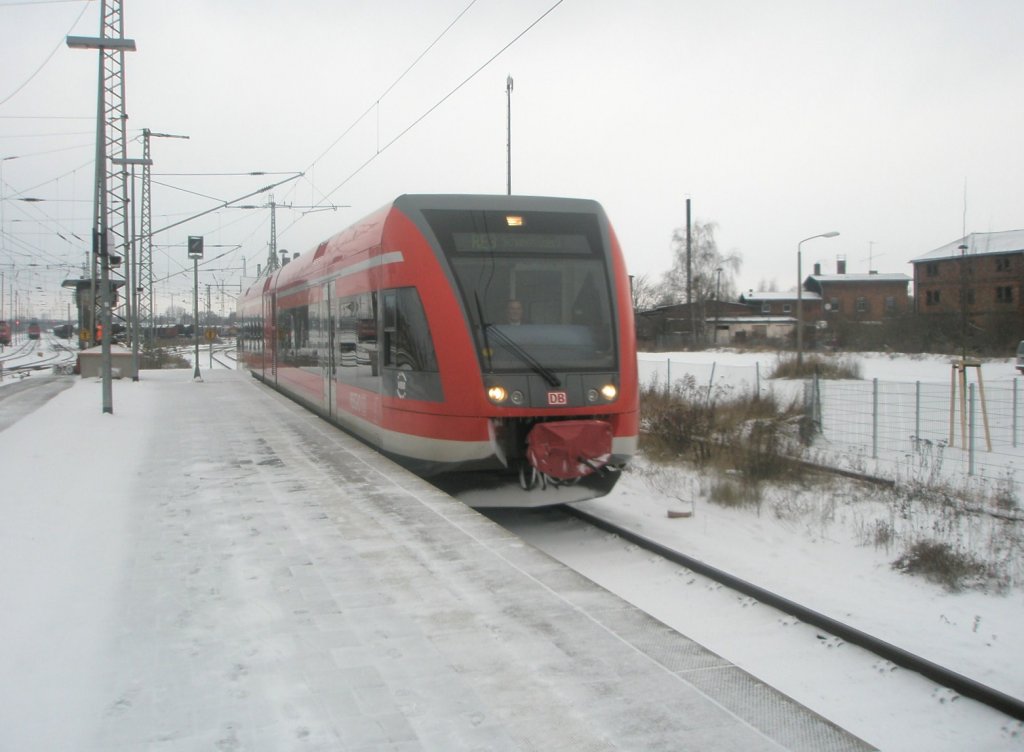 Hier 646 007-5 als RE3 von Schwedt/Oder nach Angermnde, bei der Einfahrt am 21.12.2009 in Angermnde.
