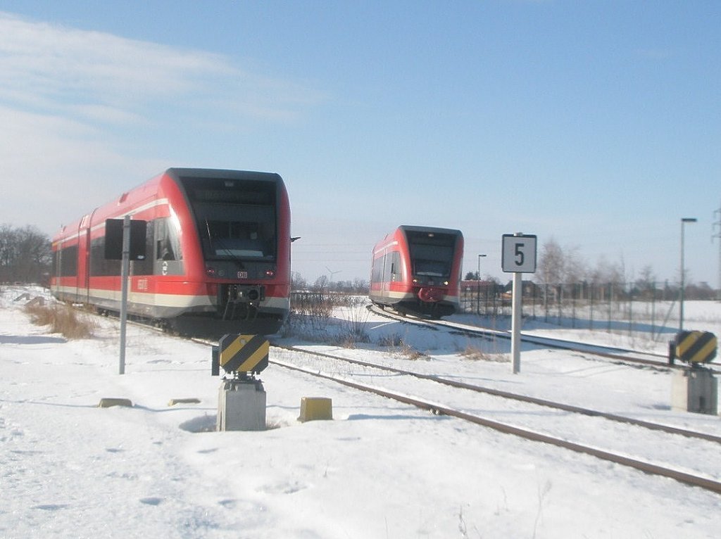 Hier 646 008-3 als RE6, der von Neuruppin West nach Berlin-Spandau mitgeführt wird und im Hintergrund 646 022-4 als RE6 von Wittenberge nach Berlin-Spandau, diese beiden Züge trafen sich am 21.2.2010 in Neuruppin West.