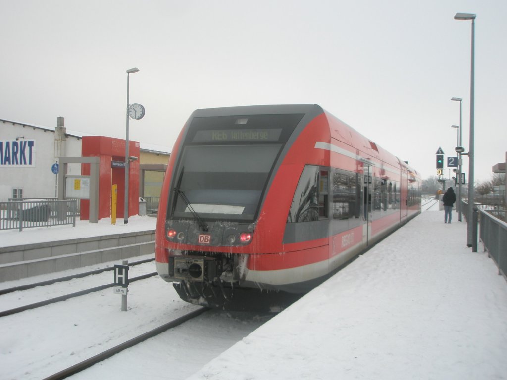 Hier 646 015-8 als RE6 nach Wittenberge, bei der ausfahrt am 3.1.2010 aus Neuruppin West.