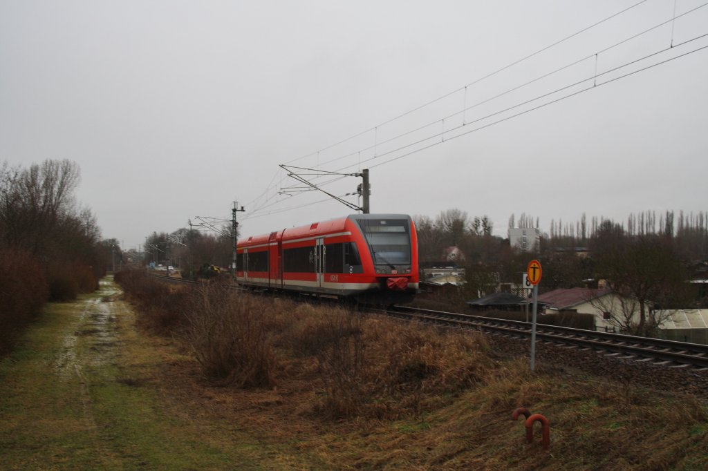 Hier 646 016-5 als RE3 (RE18385) von Schwedt(Oder) Hbf. nach Angermünde, bei der Ausfahrt am 4.2.2013 aus Schwedt(Oder) Hbf. 