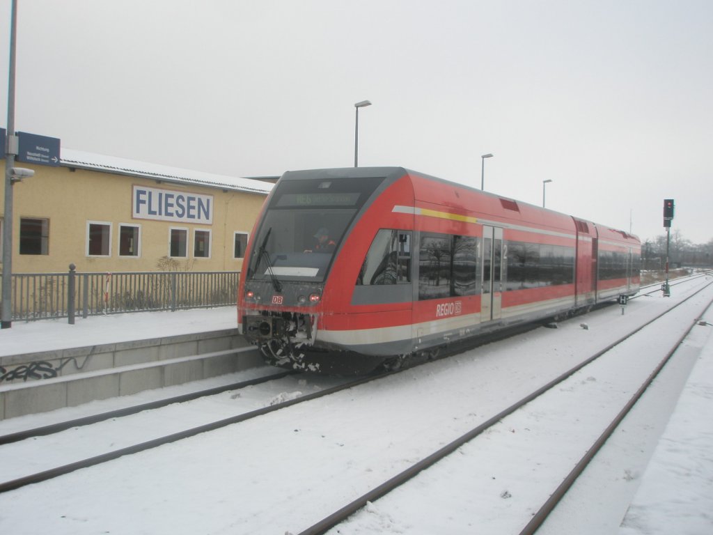 Hier 646 022-4 als RE6 nach Berlin Spandau, bei der Einfahrt am 3.1.2010 in Neuruppin West.