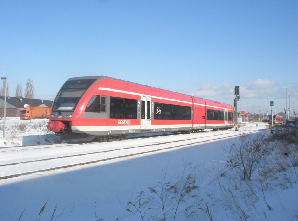 Hier 646 025-7 als RE6 nach Wittenberge, bei der Ausfahrt am 21.2.2010 aus Neuruppin West.