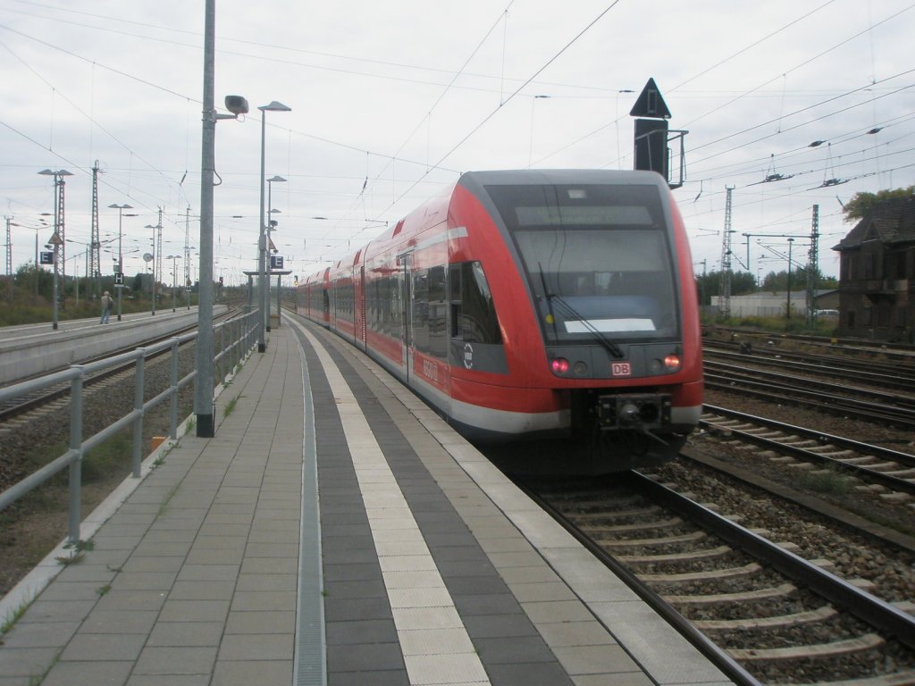 Hier 646 028-1 und 646 018-2 als Usedom Express nach Swinemnde, bei der Ausfahrt am 28.9.2009 aus Angermnder.