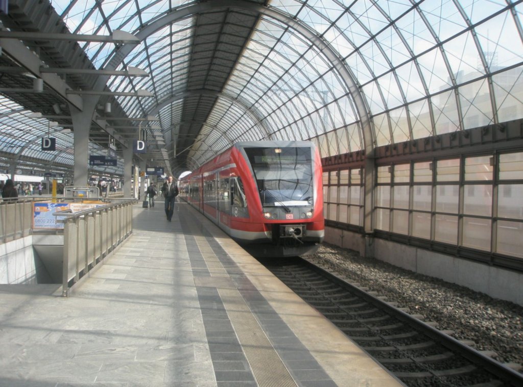 Hier 646 030-7 und 646 015-8 als RE6 von Berlin Spandau nach Wittenberge, bei der Ausfahrt am 1.4.2010 aus Berlin Spandau.