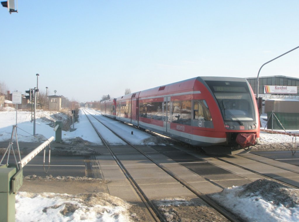 Hier 646 030-7 als RE6 nach Berlin-Spandau, bei der Ausfahrt am 20.2.2010 aus Neuruppin West.