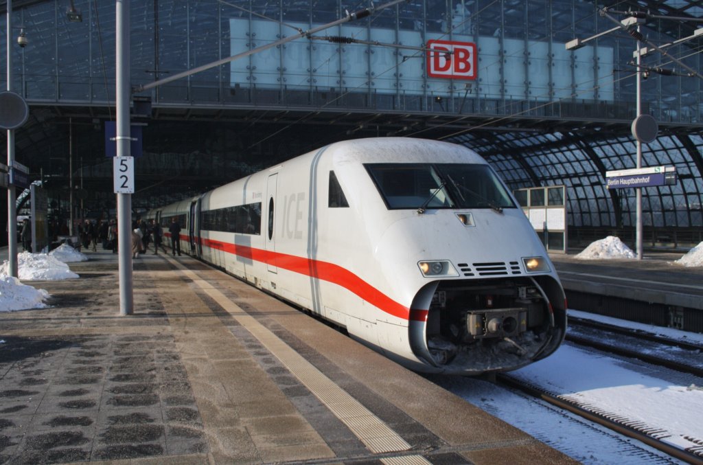 Hier 808 001-2  Rheinsberg  als ICE845 von Kln/Bonn Flughafen nach Berlin Ostbahnhof mit 808 030-1  Delitzsch  als ICE855 von Kln Hbf. nach Berlin Ostbahnhof, diese ICE-Doppeltraktion stand am 26.1.2013 in Berlin Hbf. 