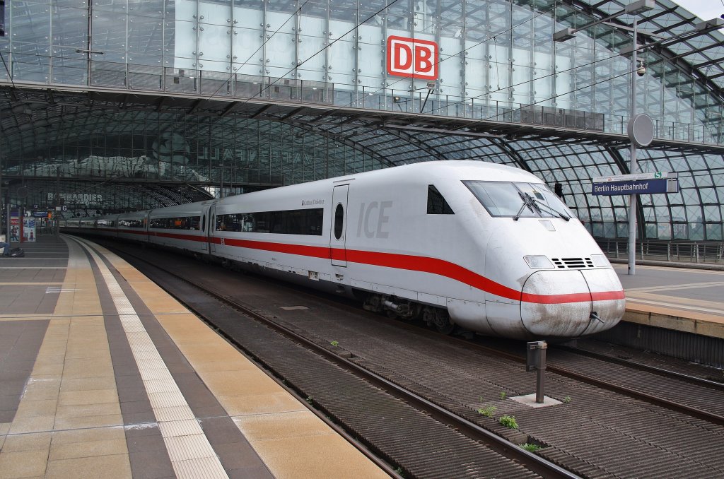 Hier 808 003-2  Cottbus/Chśebuz  als ICE650 von Berlin Ostbahnhof nach Kln Hbf. mit 808 017-8  Bergen auf Rgen  als ICE640 von Berlin Ostbahnhof nach Dsseldorf Hbf., dieser Triebzug stand am 16.6.2012 in Berlin Hbf.